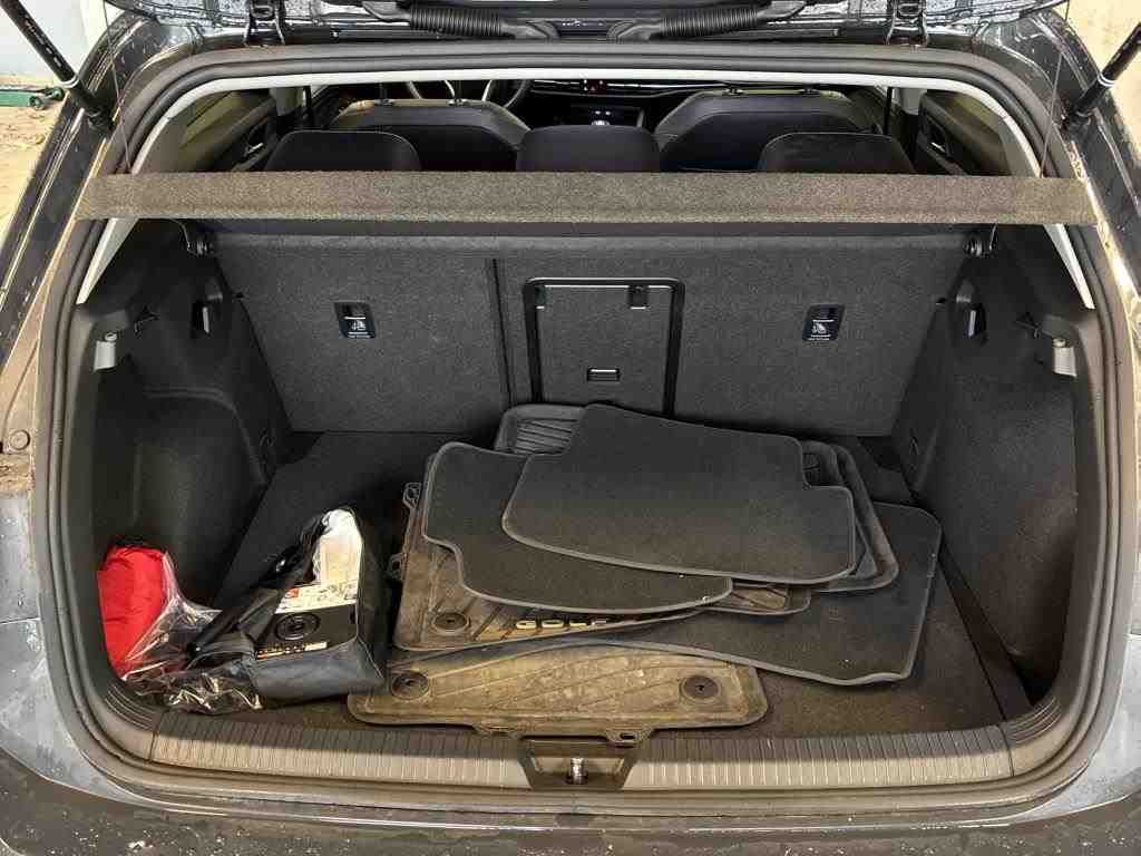 Volkswagen Golf 2024 г. Серый, пробег 29800 км