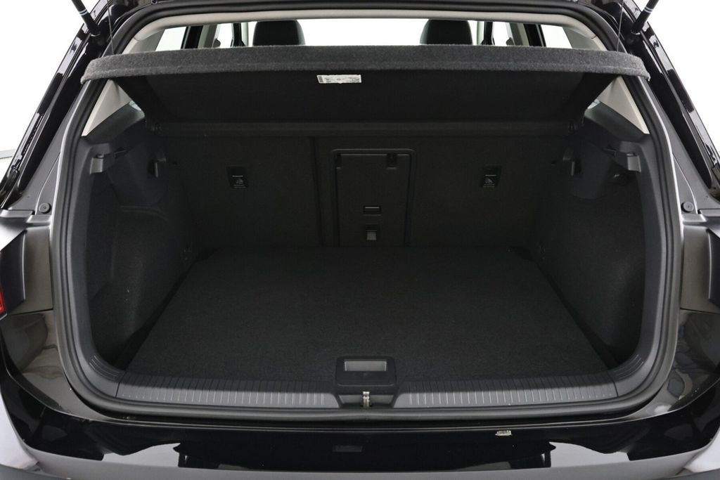 Volkswagen Golf 2023 г. Чёрный, пробег 32856 км