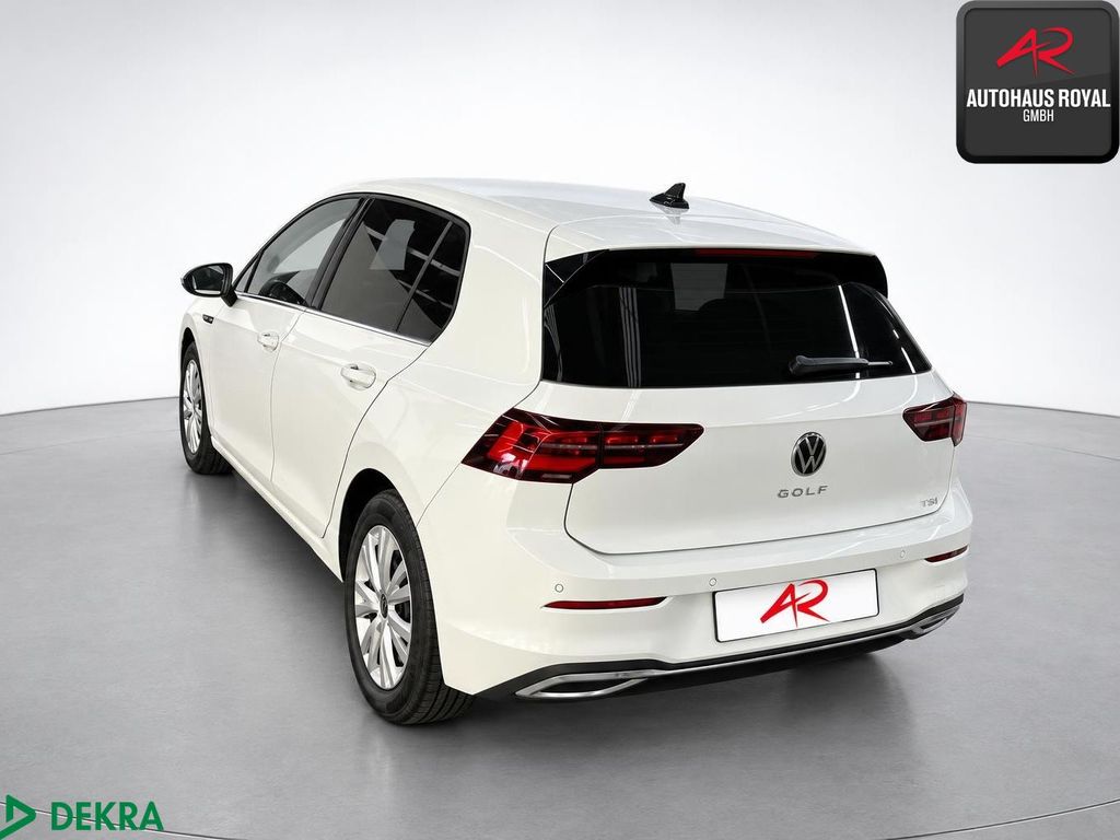 Volkswagen Golf 2023 г. Белый, пробег 7410 км