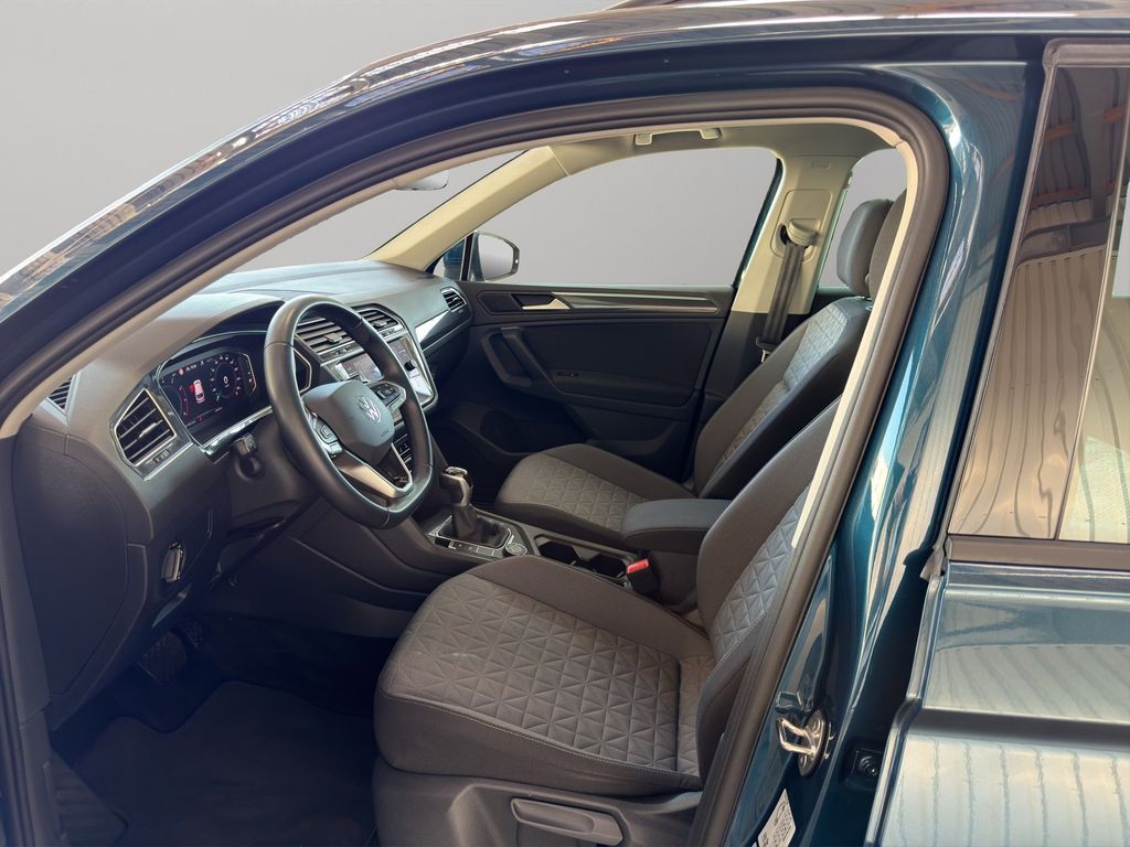 Volkswagen Tiguan 2023 г. Синий, пробег 46360 км