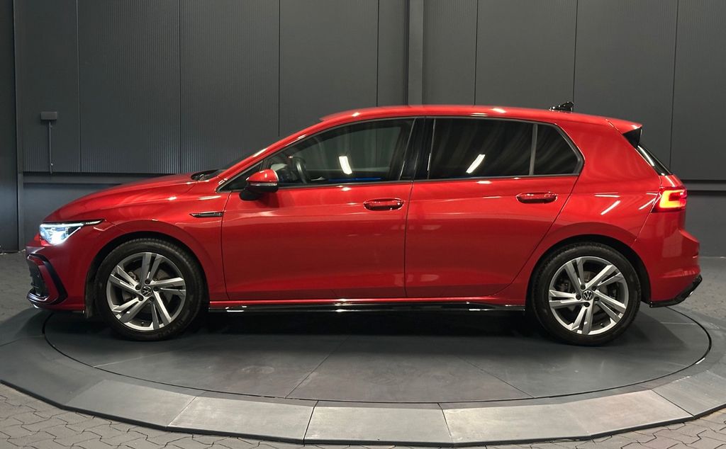 Volkswagen Golf 2024 г. Красный, пробег 19000 км