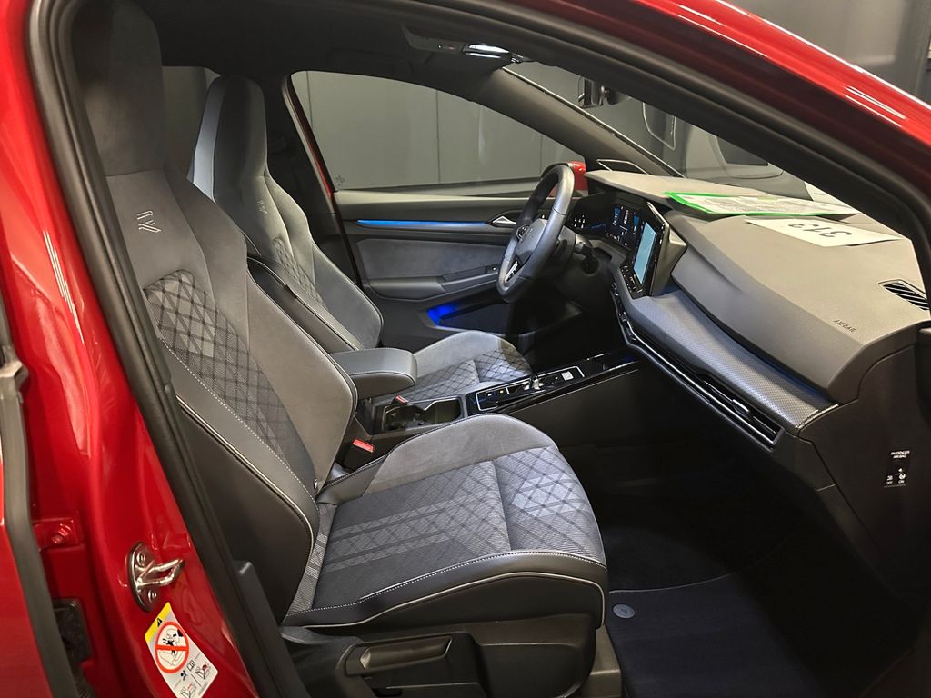 Volkswagen Golf 2024 г. Красный, пробег 19000 км