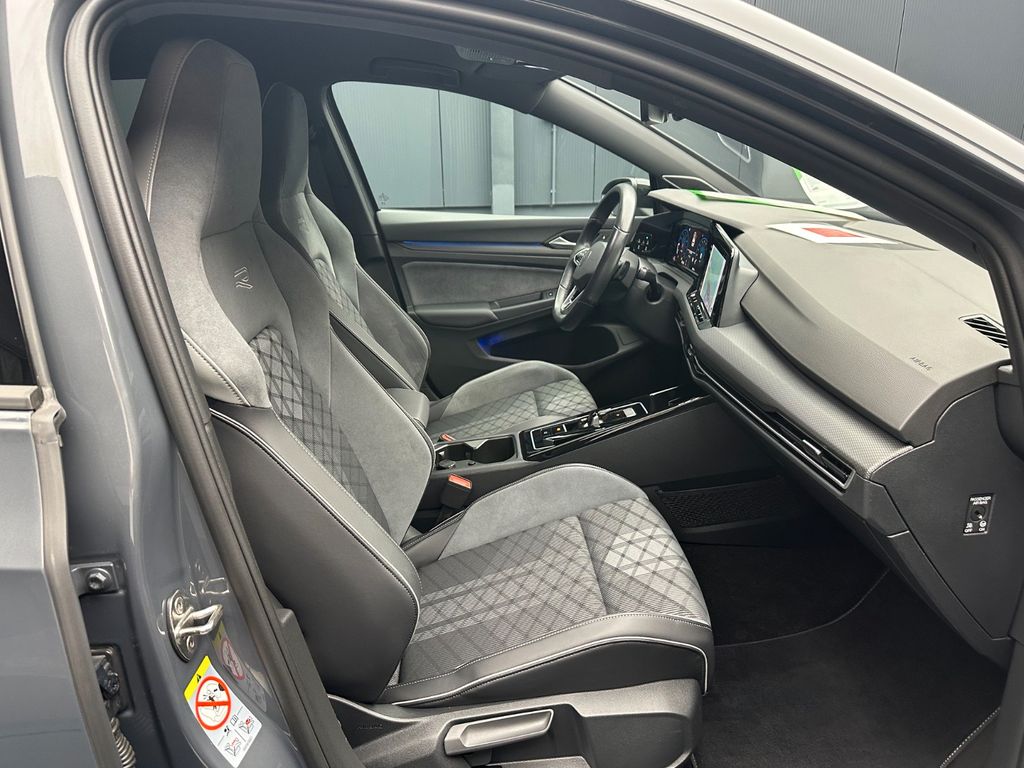 Volkswagen Golf 2024 г. Серый, пробег 18700 км