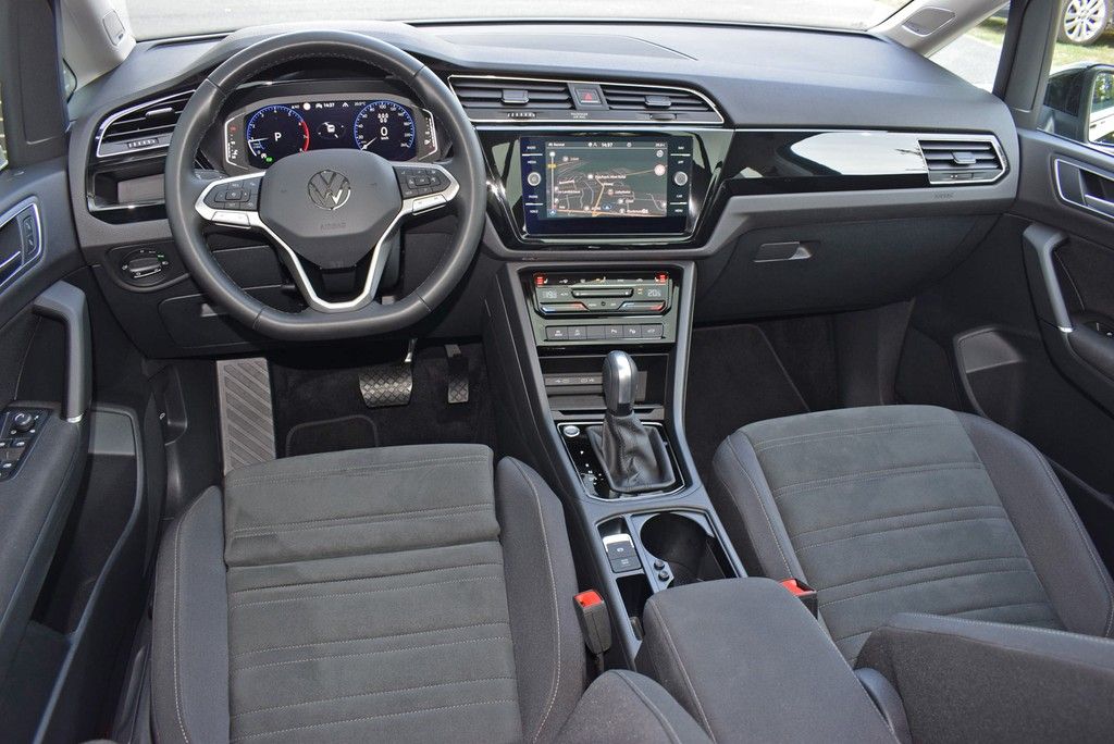 Volkswagen Touran 2026 г. Чёрный, пробег 13200 км