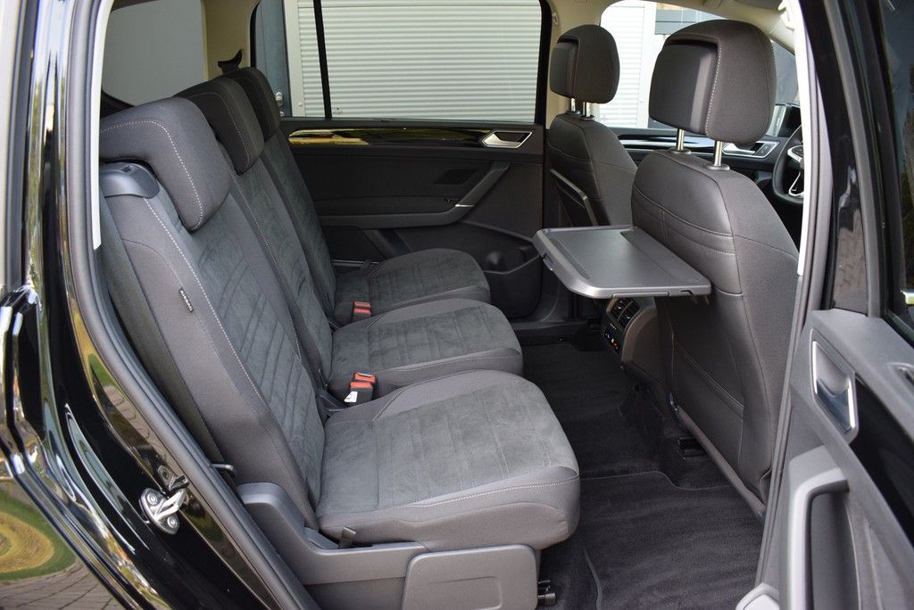Volkswagen Touran 2026 г. Чёрный, пробег 13200 км