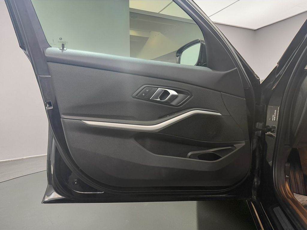 BMW 320 2023 г. Чёрный, пробег 50000 км