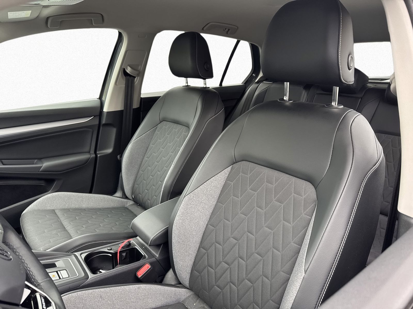 Volkswagen Golf 2026 г. Серый, пробег 18900 км