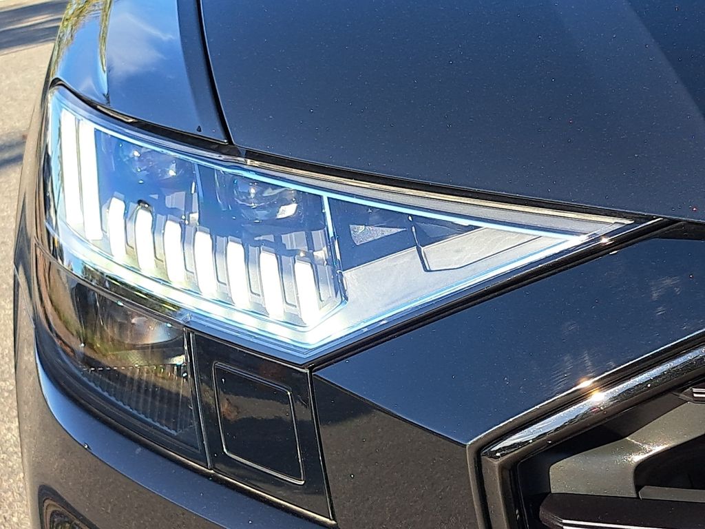 Audi Q8 2023 г. Чёрный, пробег 33050 км