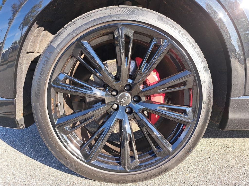 Audi Q8 2023 г. Чёрный, пробег 33050 км