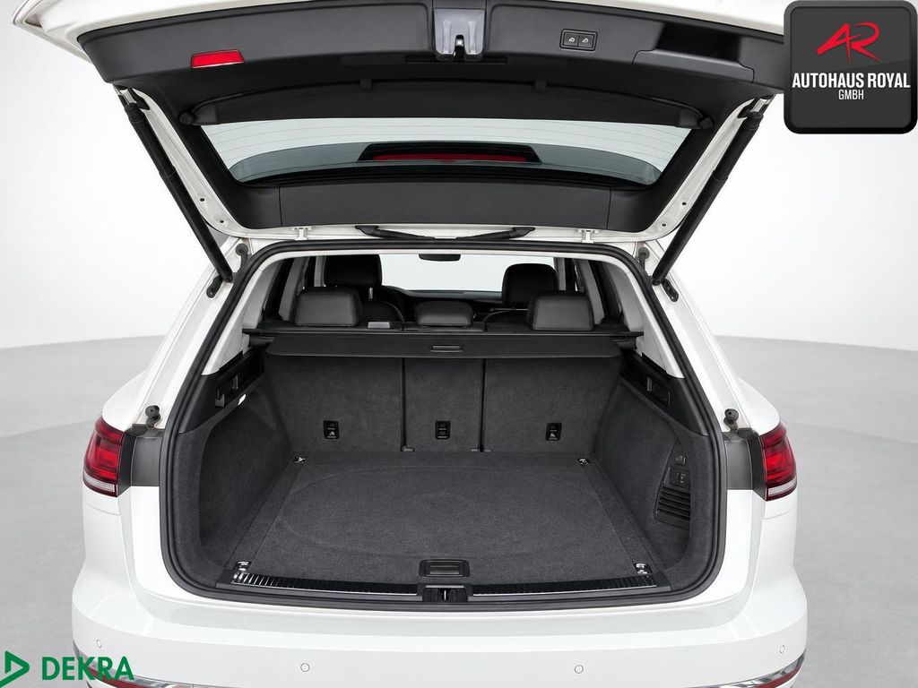Volkswagen Touareg 2023 г. Белый, пробег 54107 км