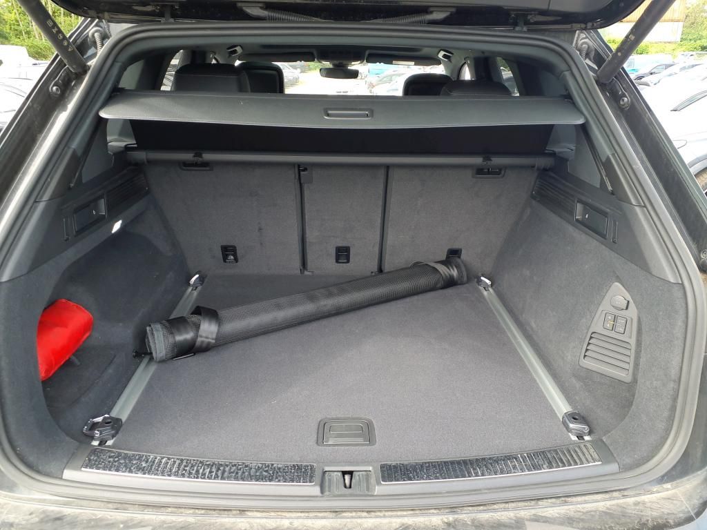 Volkswagen Touareg 2023 г. Чёрный, пробег 56500 км