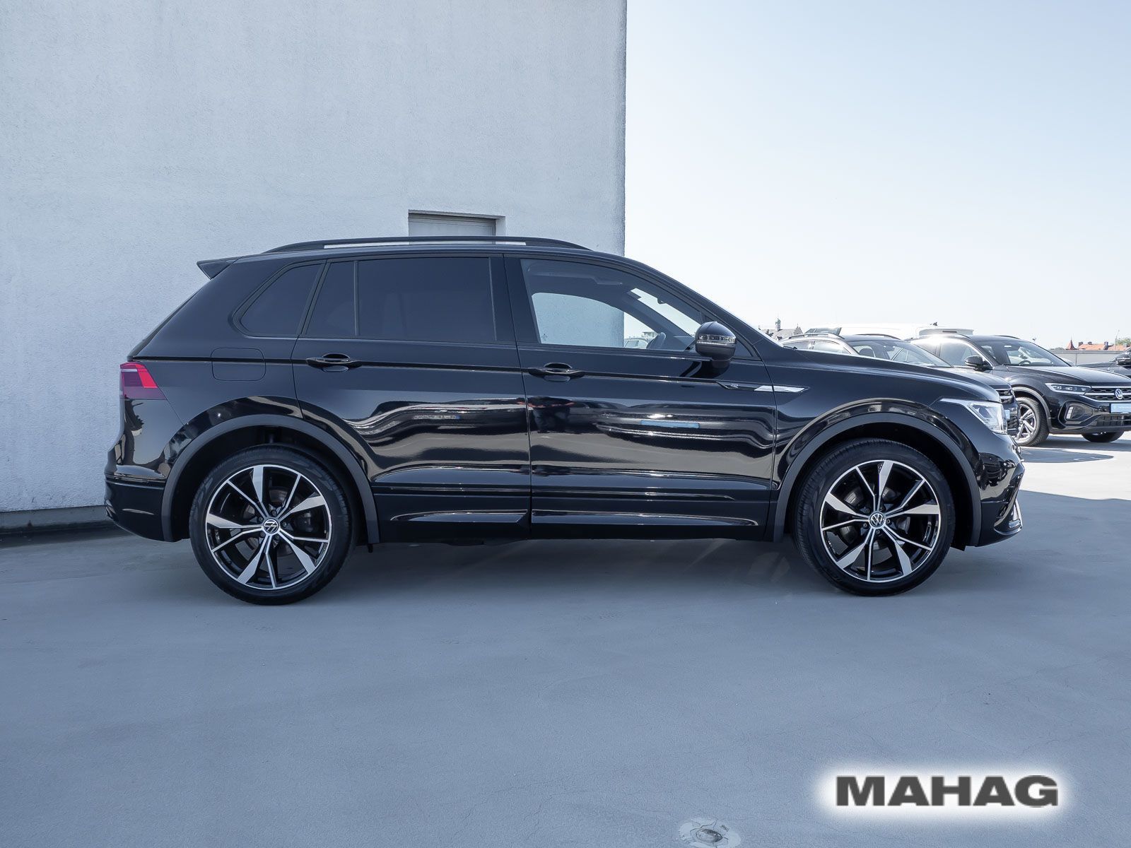 Volkswagen Tiguan 2023 г. Чёрный, пробег 33641 км