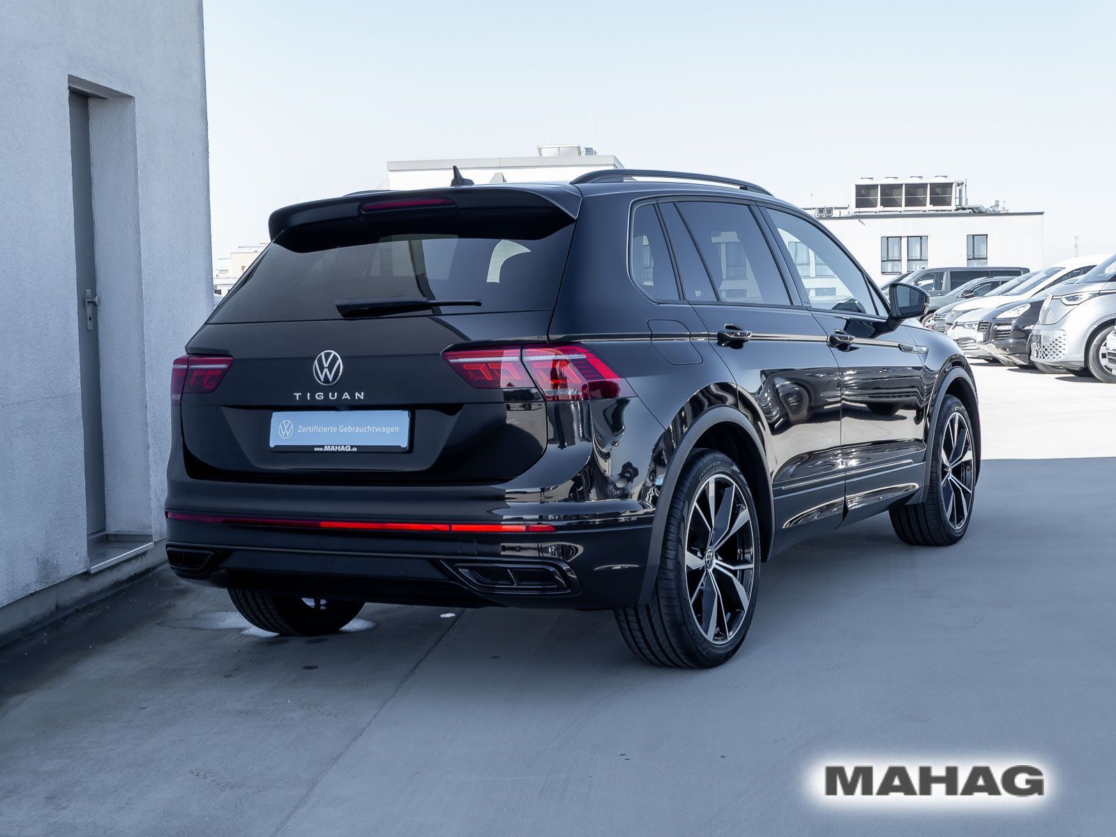 Volkswagen Tiguan 2023 г. Чёрный, пробег 33641 км