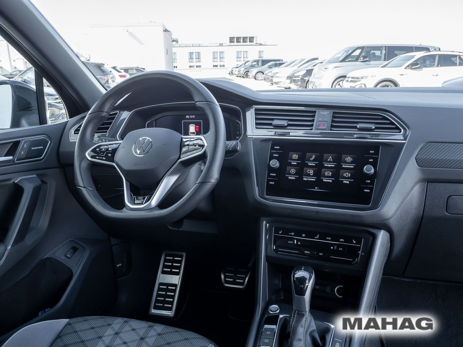 Volkswagen Tiguan 2023 г. Чёрный, пробег 33641 км
