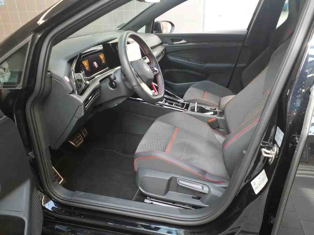 Volkswagen Golf 2023 г. Чёрный, пробег 34100 км