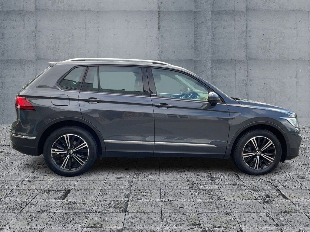 Volkswagen Tiguan 2023 г. Серый, пробег 51349 км