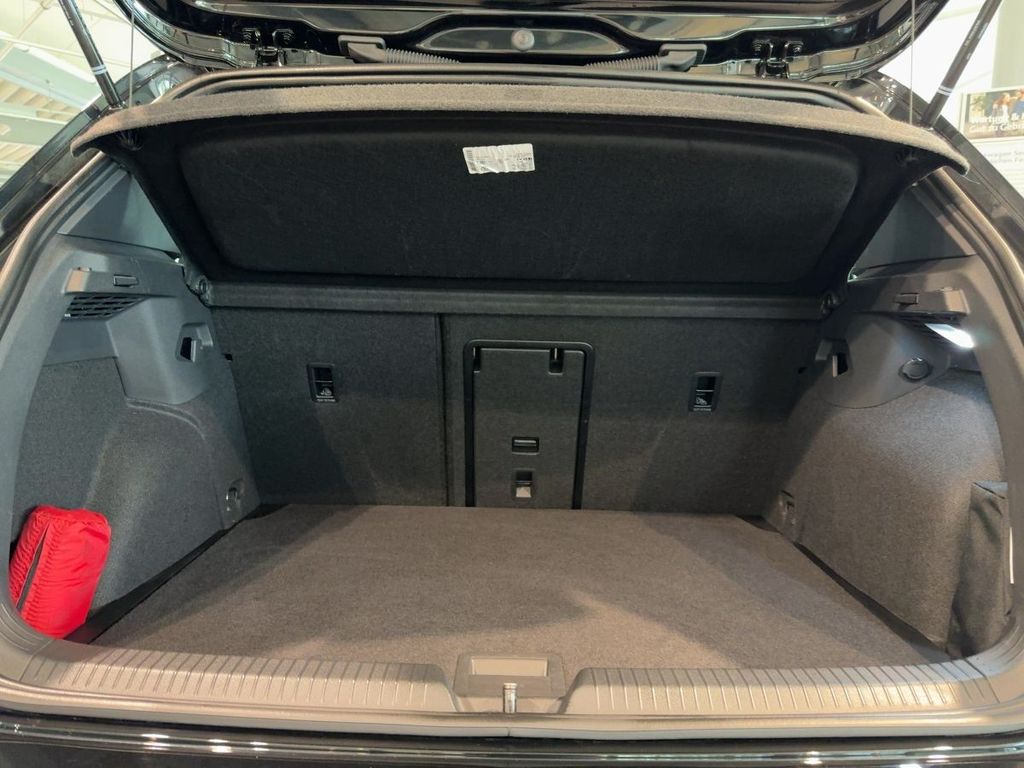 Volkswagen Golf 2024 г. Чёрный, пробег 14650 км