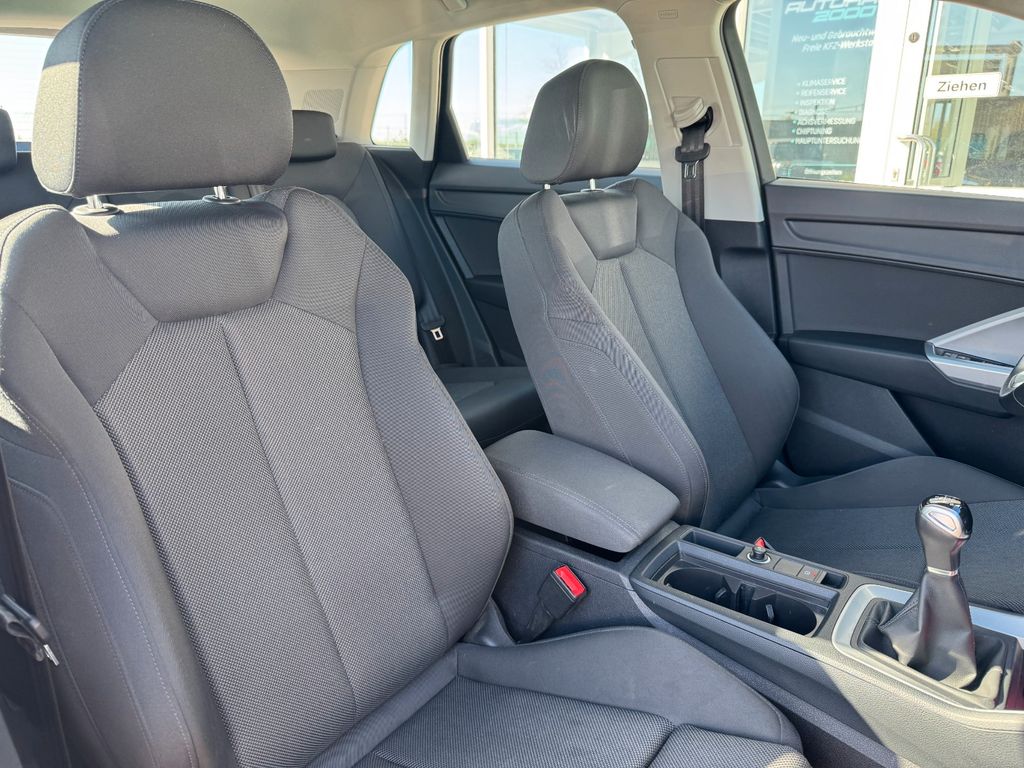 Audi Q3 2023 г. Синий, пробег 49185 км
