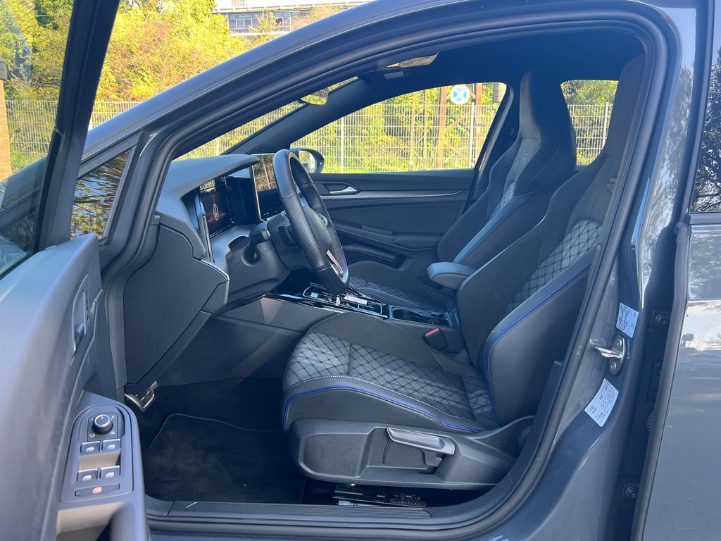 Volkswagen Golf 2025 г. Серый, пробег 32000 км