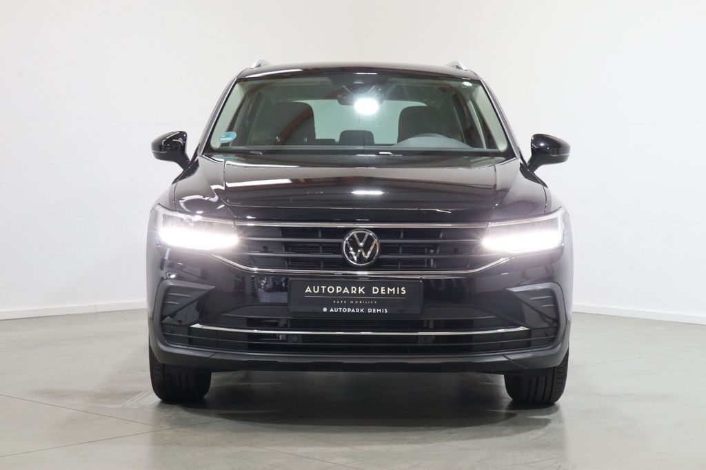 Volkswagen Tiguan 2023 г. Чёрный, пробег 57600 км