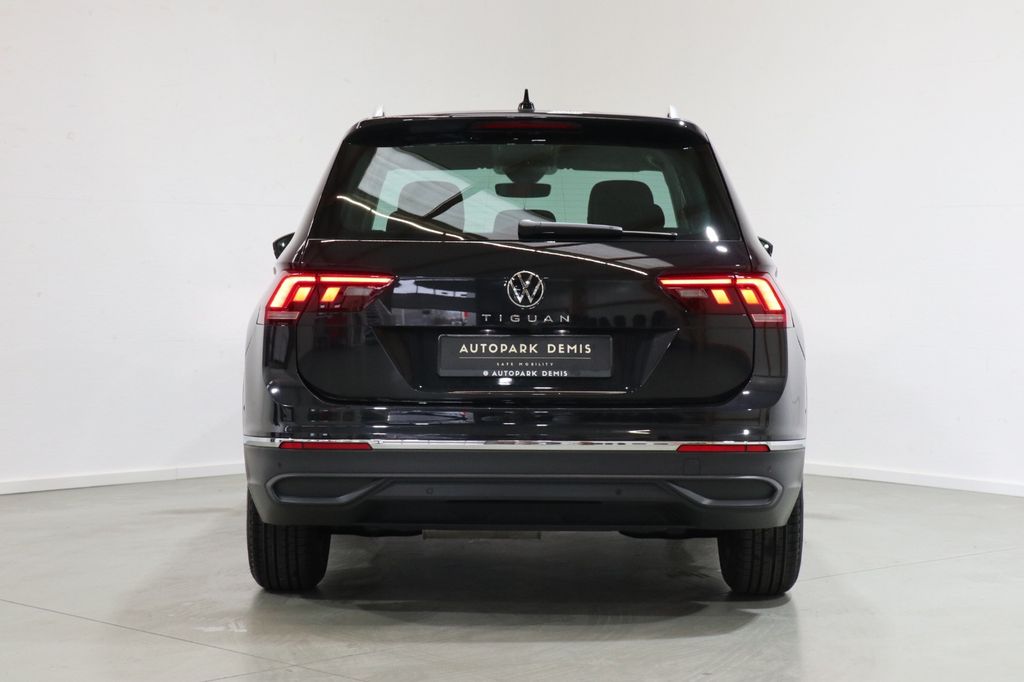 Volkswagen Tiguan 2023 г. Чёрный, пробег 57600 км