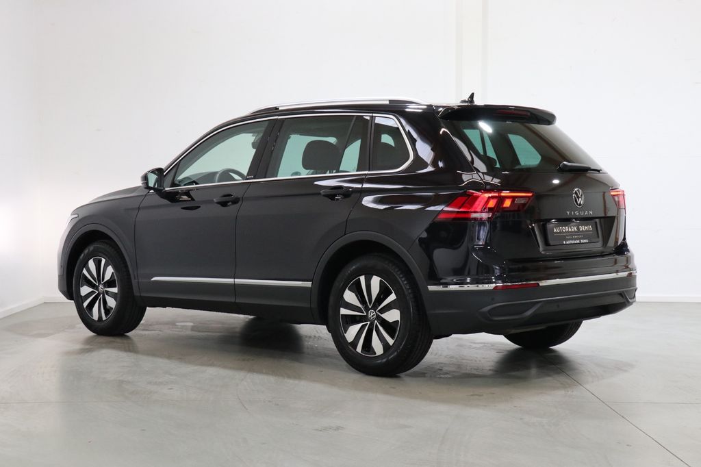 Volkswagen Tiguan 2023 г. Чёрный, пробег 57600 км