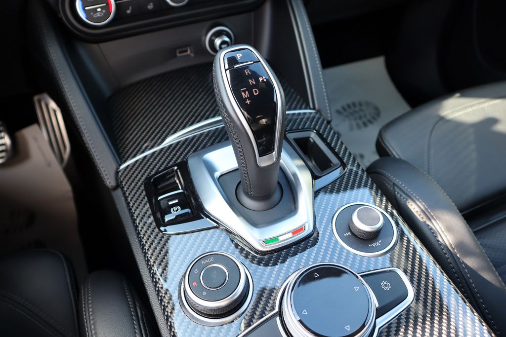 Alfa Romeo Stelvio 2023 г. Чёрный, пробег 45980 км