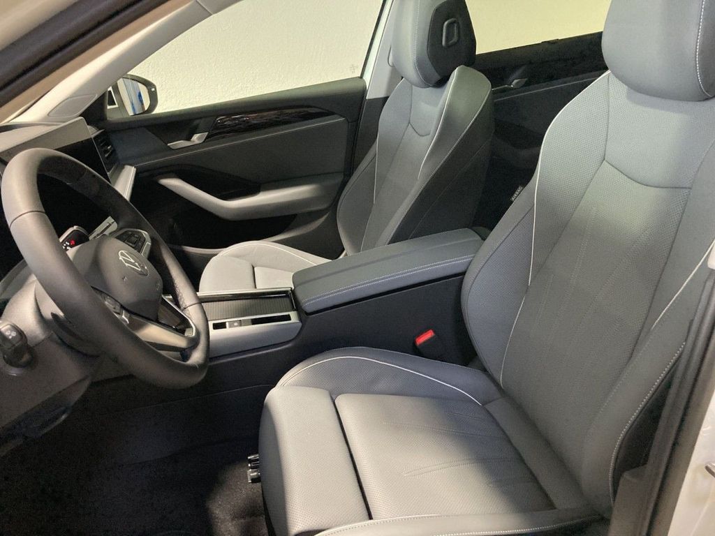 Volkswagen PASSAT VARIANT 2024 г. Белый, пробег 23527 км