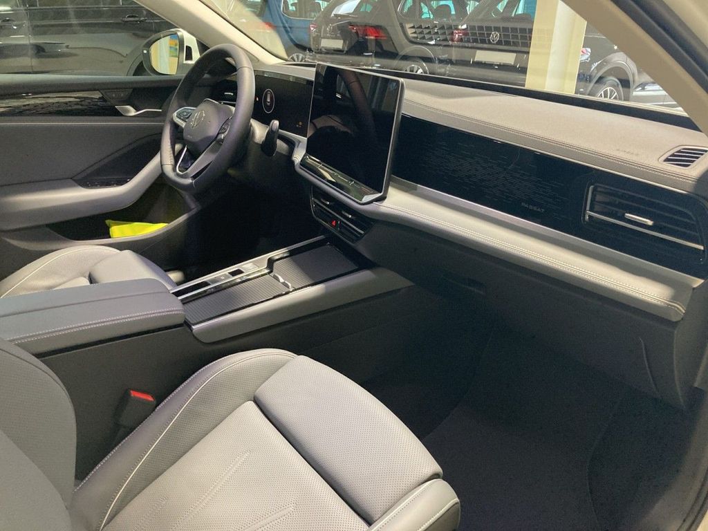 Volkswagen PASSAT VARIANT 2024 г. Белый, пробег 23527 км