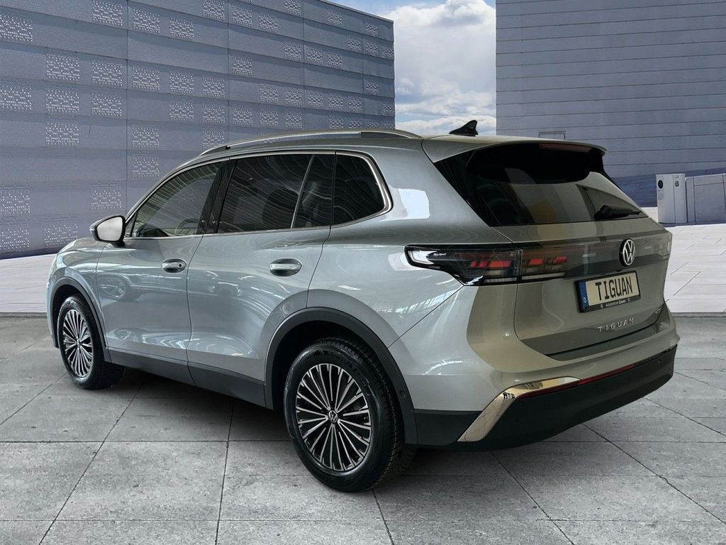 Volkswagen Tiguan 2026 г. Серебристый, пробег 1500 км