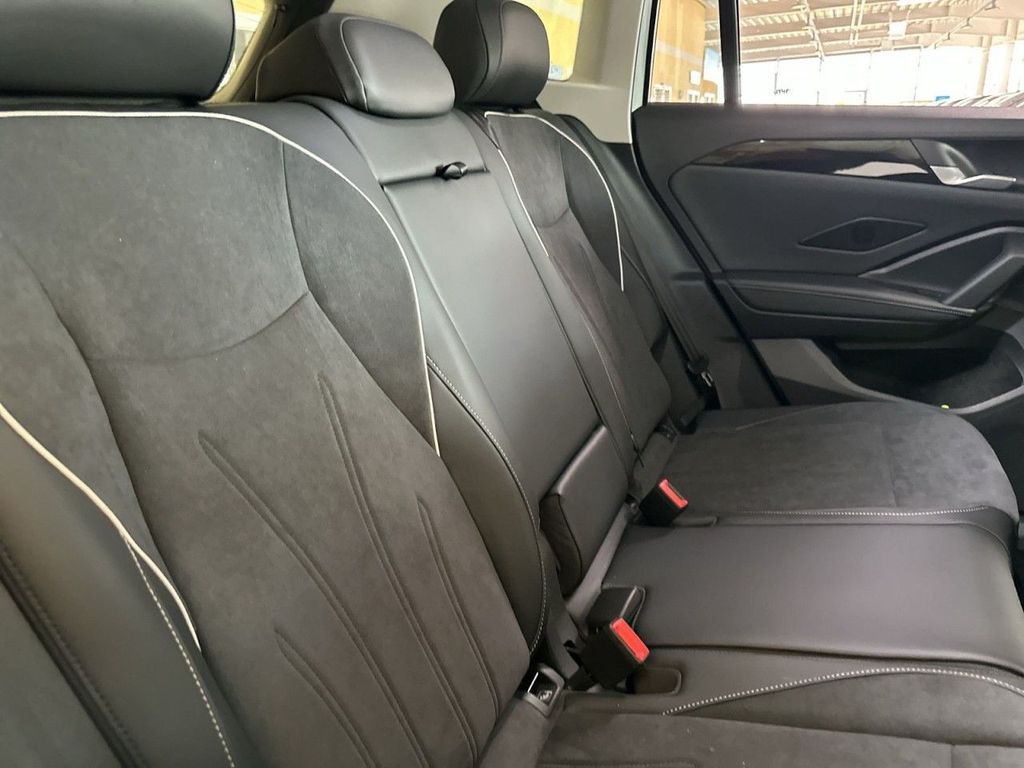 Volkswagen Tiguan 2026 г. Серебристый, пробег 1500 км