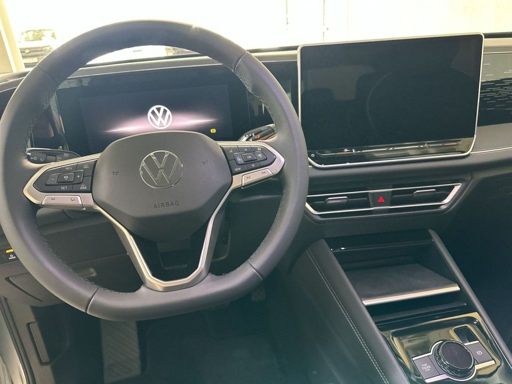 Volkswagen Tiguan 2026 г. Серебристый, пробег 1500 км