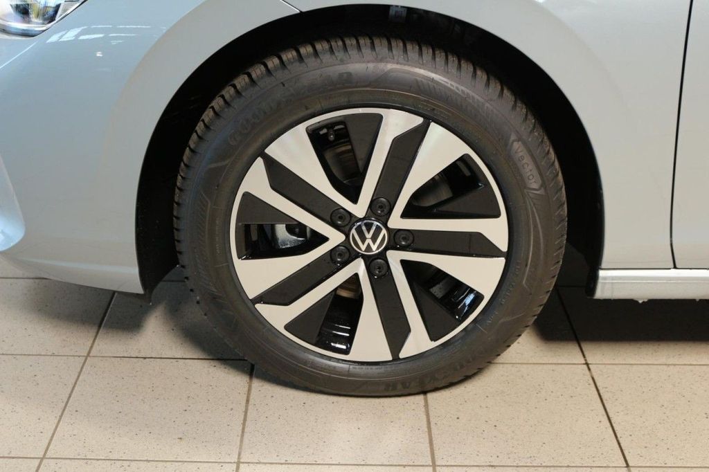 Volkswagen Golf 2026 г. Серебристый, пробег 6000 км