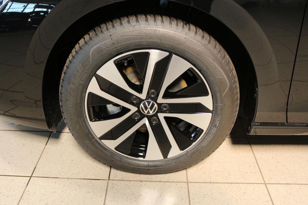 Volkswagen Golf 2026 г. Чёрный, пробег 6000 км