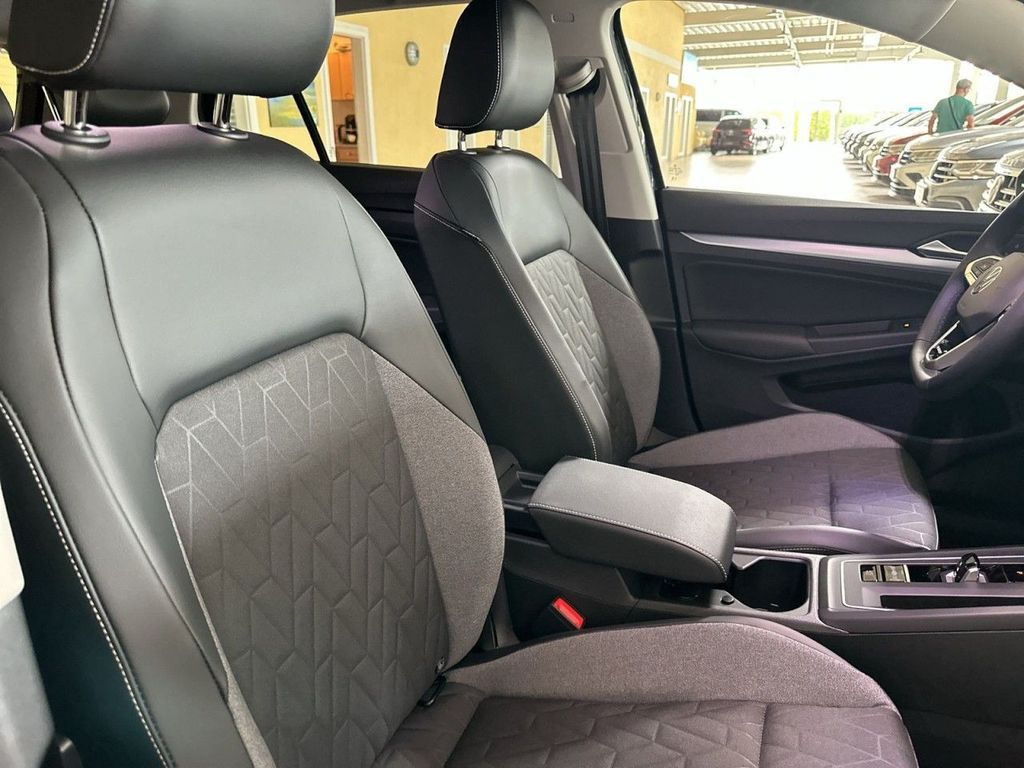 Volkswagen Golf 2026 г. Чёрный, пробег 1500 км