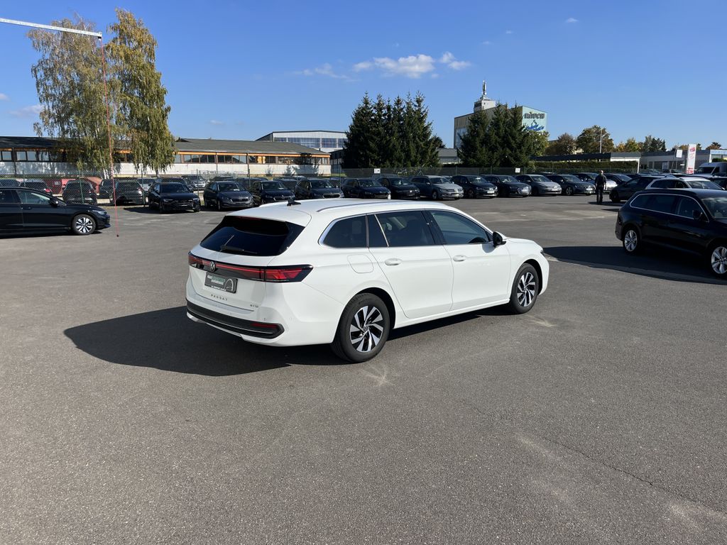 Volkswagen PASSAT VARIANT 2024 г. Белый, пробег 26070 км