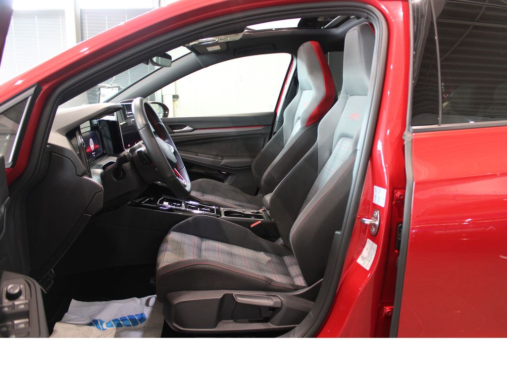 Volkswagen Golf 2025 г. Красный, пробег 16482 км