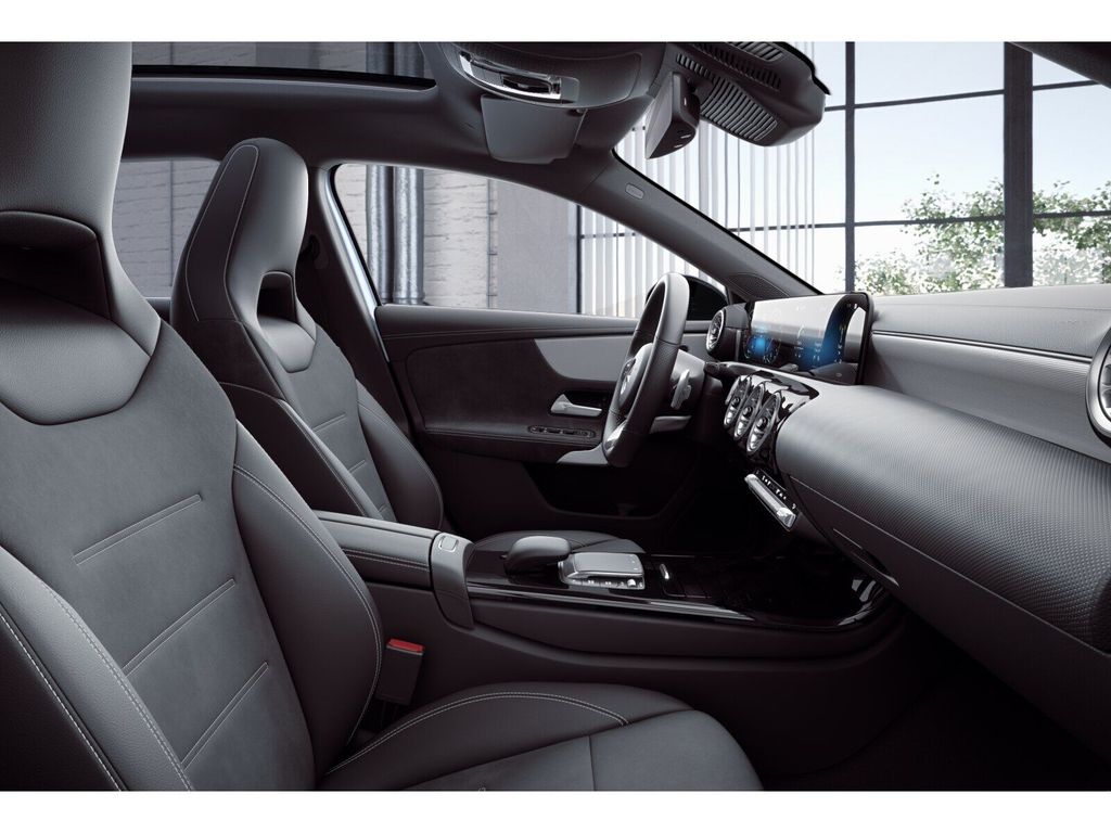 Mercedes-Benz A 200 2022 г. Белый, пробег 49933 км
