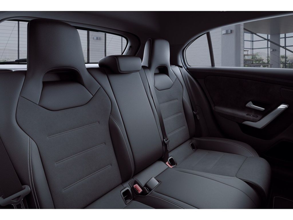 Mercedes-Benz A 200 2022 г. Белый, пробег 49933 км