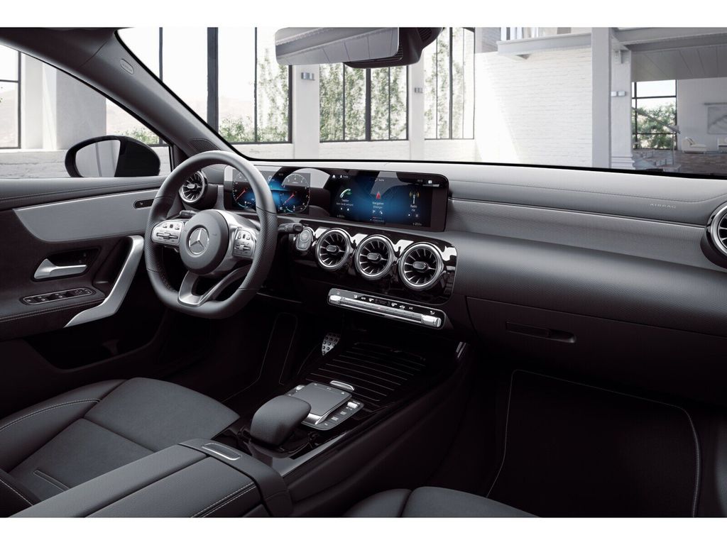 Mercedes-Benz A 200 2022 г. Белый, пробег 49933 км