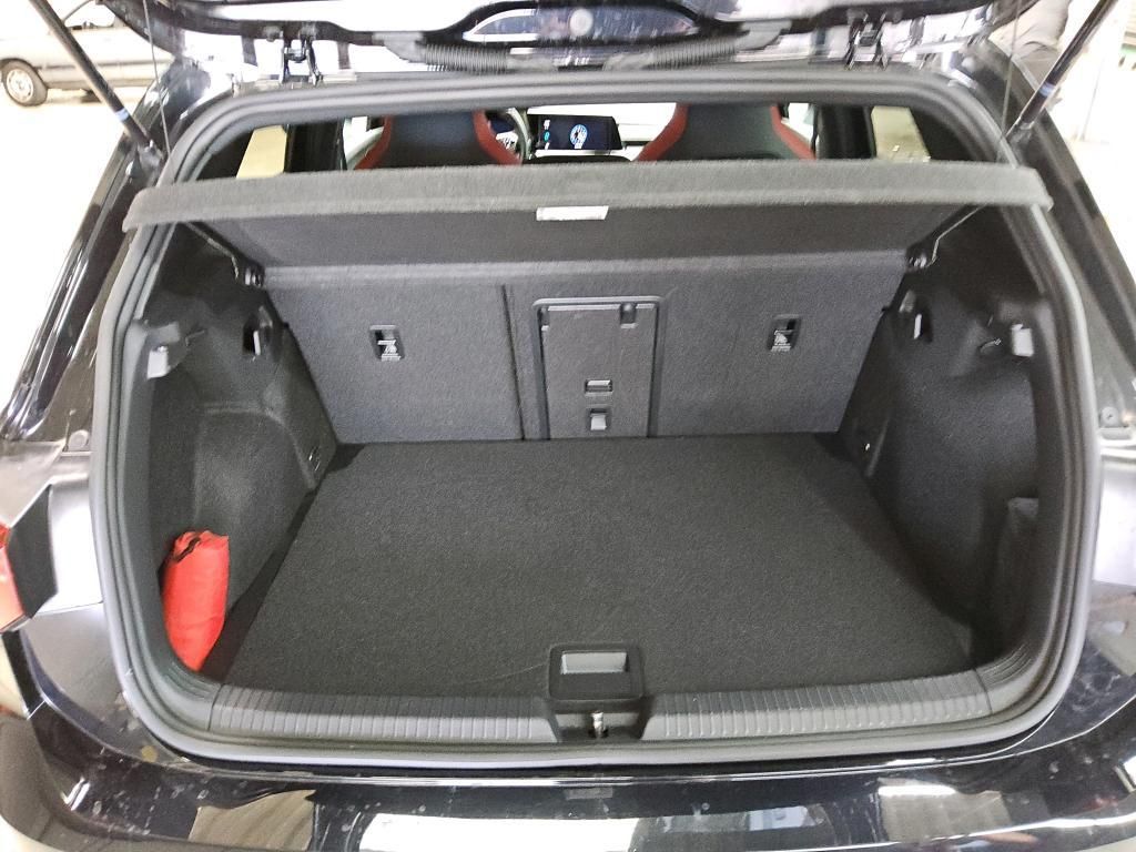 Volkswagen Golf 2023 г. Чёрный, пробег 23054 км