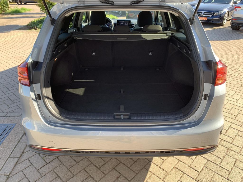 Kia CEE'D SPORTSWAGON 2023 г. Серебристый, пробег 42872 км