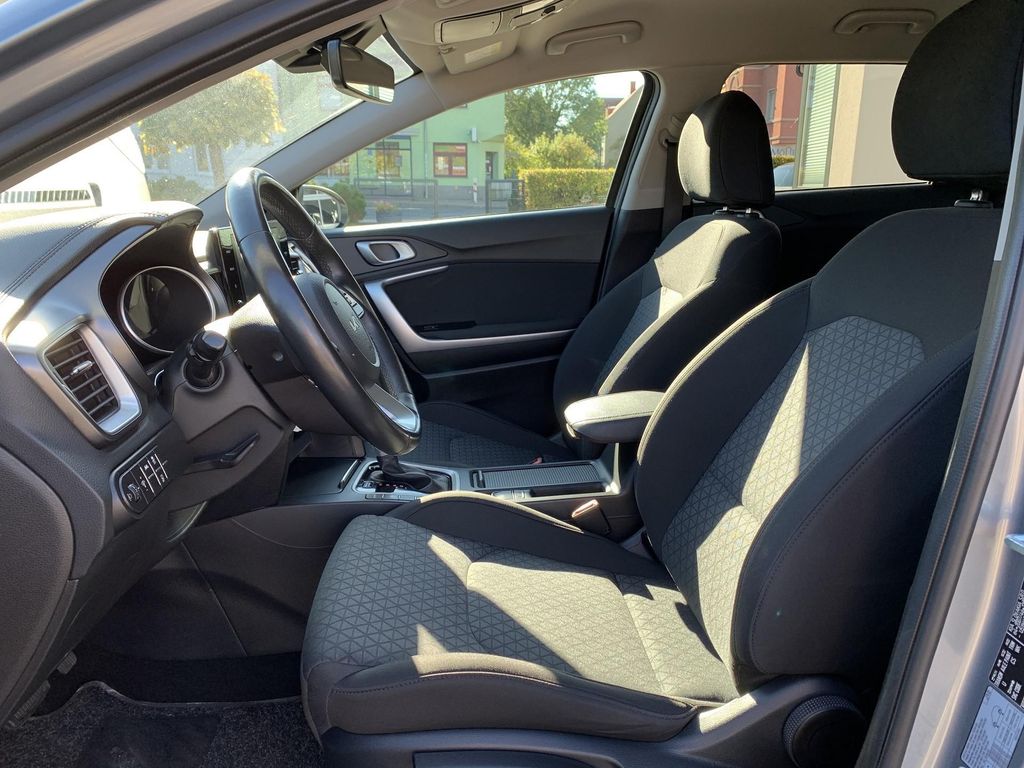 Kia CEE'D SPORTSWAGON 2023 г. Серебристый, пробег 42872 км