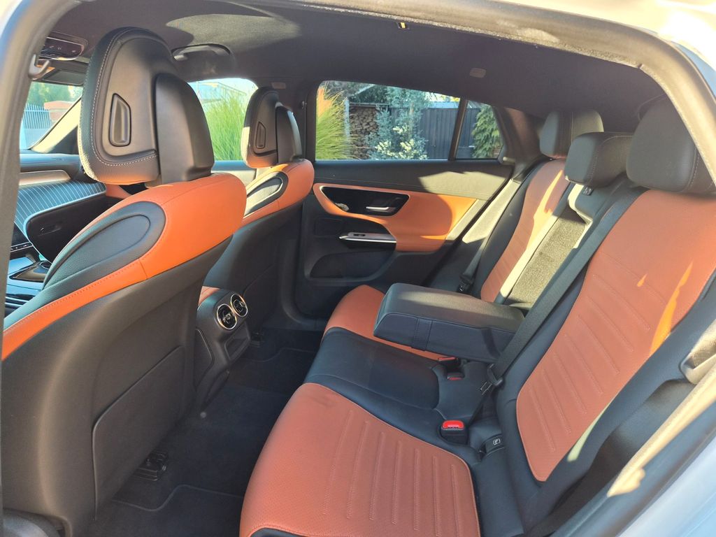 Mercedes-Benz GLC 200 2023 г. Белый, пробег 28000 км