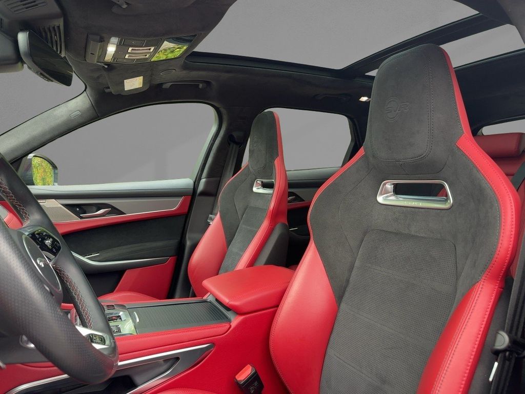 Jaguar F-Pace 2023 г. Чёрный, пробег 44862 км