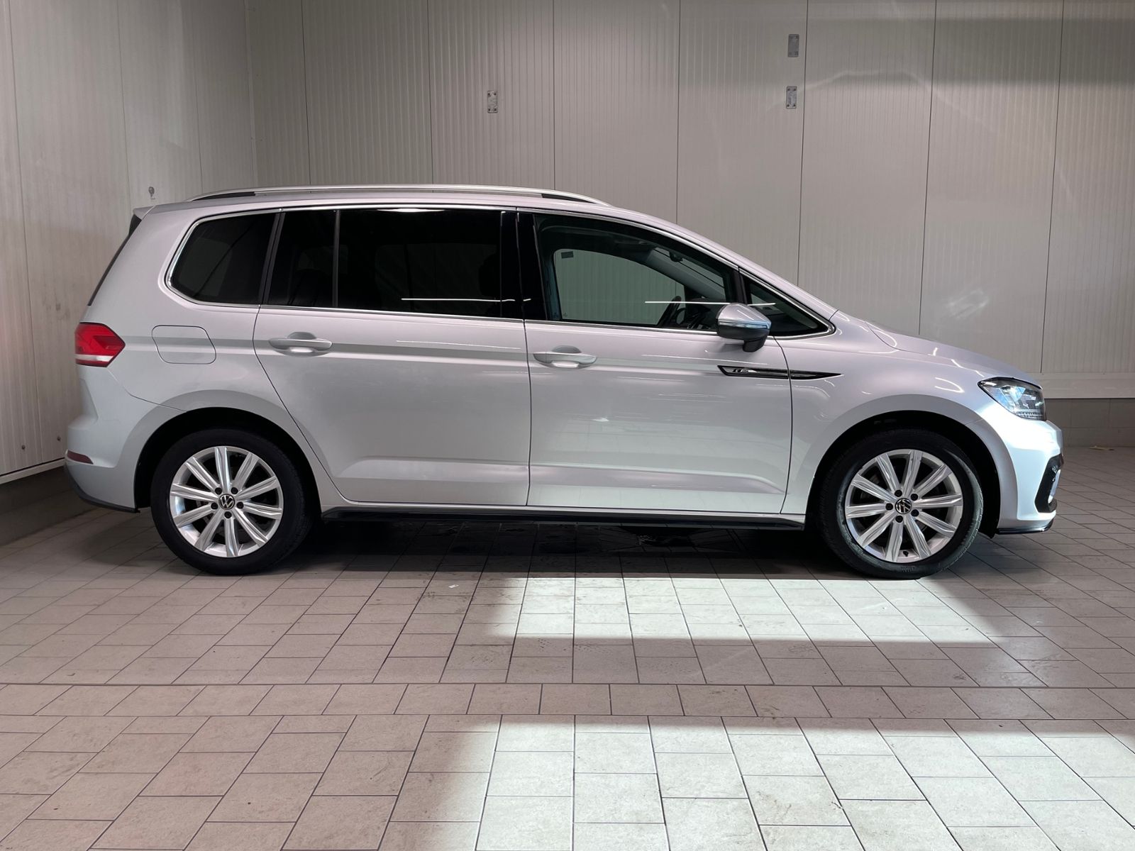 Volkswagen Touran 2022 г. Серебристый, пробег 52600 км