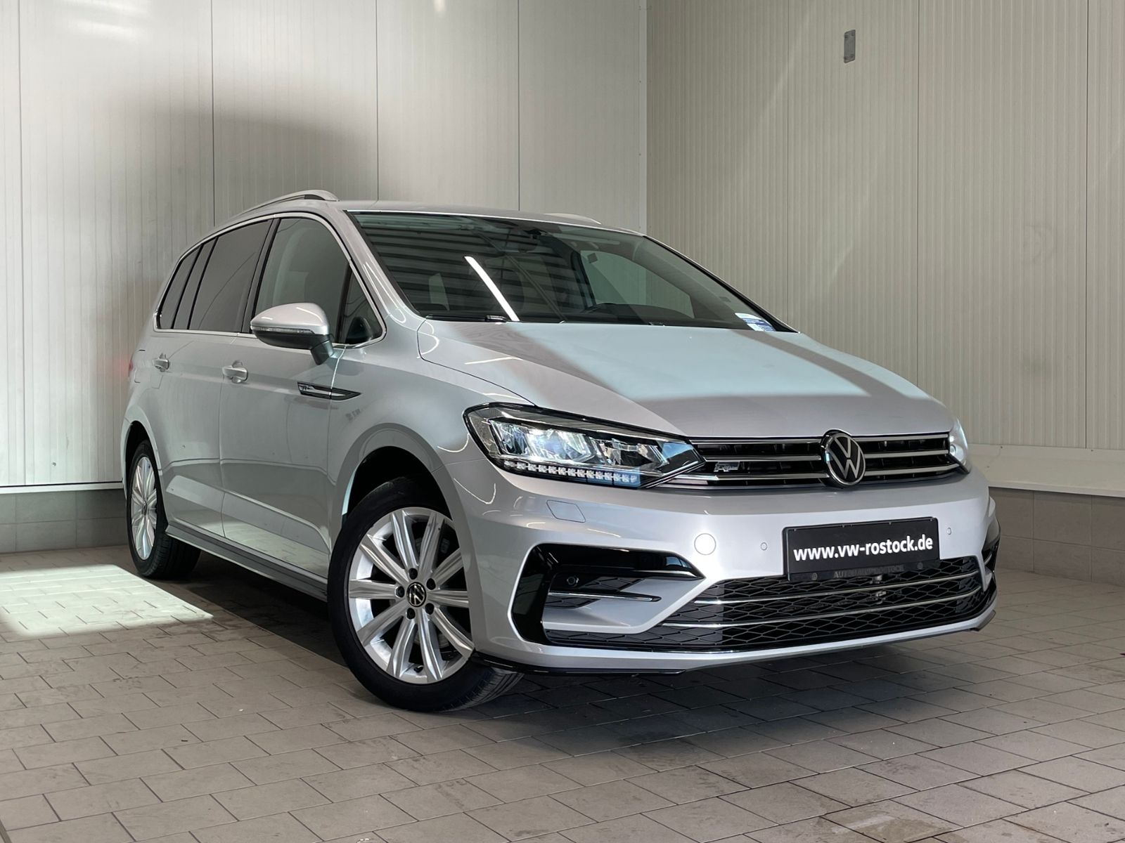 Volkswagen Touran 2022 г. Серебристый, пробег 52600 км