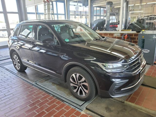 Volkswagen Tiguan 2022 г. Чёрный, пробег 56125 км