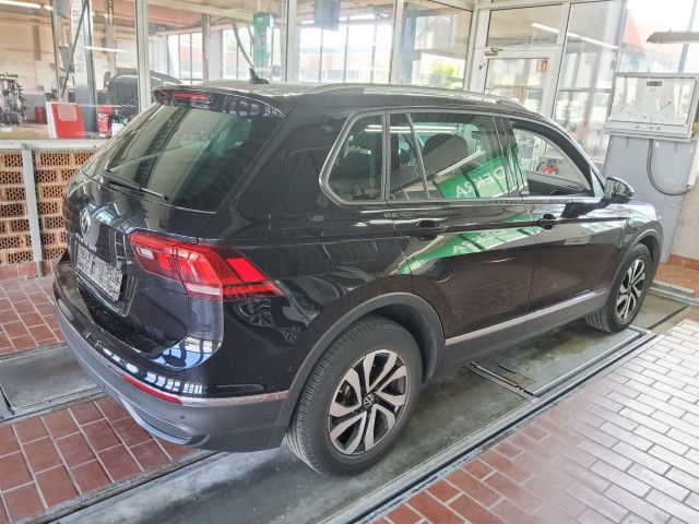Volkswagen Tiguan 2022 г. Чёрный, пробег 56125 км
