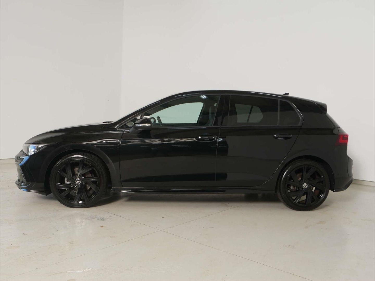 Volkswagen Golf 2024 г. Чёрный, пробег 15839 км